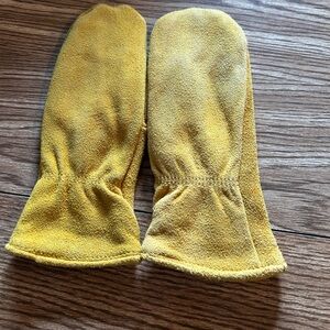 Deerskin mittens